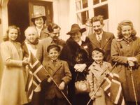 Mabel og Eilert Gabrielsen samt andre i familien. Tror det må være fra 1946, for da først kom Eilert Gabrielsen hjem etter å ha vært til sjøs siden høsten 1939. Foto: Gjengitt med tillatelse av sønnesønnen Finn Øivind Gabrielsen.