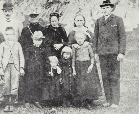 Familien Haddeland med naboer, 1895. Bilde fra Haddelands memoarer En tinndøl ser tilbake.