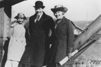 Søstrene Helga og Margit sammen med Throndsen fra Kongsberg.