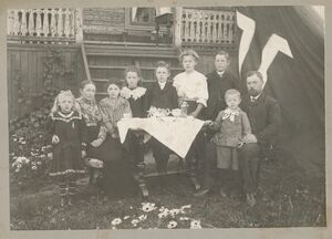 Familien Helmer Larsen, Lodvigen (Lodviken-Lodvika) gård på Helgøya.jpeg