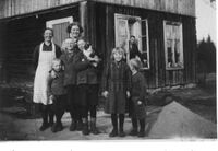 Familien Nilsen utenfor husmannsstua i 1932.