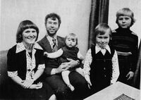 Søndag 1. august 1976 ble Harstad kirkes nye organist Kjell Bjarne Svanæs med familie ønsket velkommen til Harstad i en tilstelning med kirkekaffe i menighetssalen. Hele familien stilte opp for Harstad Tidendes fotograf: Vigdis Ahlstrøm Svanæs, Kjell Bjarne med Åshild på fanget, Geir og Øyvind.