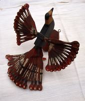 Fugl laget av trefliser og malt. Laget av en sovjetisk krigsfange Ljanskollen fangeleir ved Fiskevollbukta i bytte mot mat eller andre varer. Foto: Siri Iversen