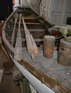 Fangstbåt på Aalesunds Museum. Kjekkepålert og årar.JPG