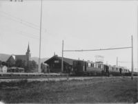 Fannrem stasjon på Thamshavnbanen, med Orkdal kirke til venstre. Foto: Orkla Industrimuseum (1911).