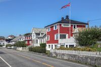 Fargerik villabebyggelse med flere hus som røper påvirkning fra Amerika. Foto: Leif-Harald Ruud (2020).