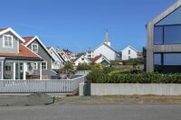 Moderne feriehus med Borhaug kapell i bakgrunnen. Foto: Leif-Harald Ruud (2020).