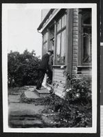 69. Fartein Valen flykter for fotografen - no-nb digifoto 20151125 00129 blds 07698.jpg