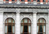 Fasadedetalj, innskrift: Lov, Sandhed, Ret Foto: Stig Rune Pedersen (2014).