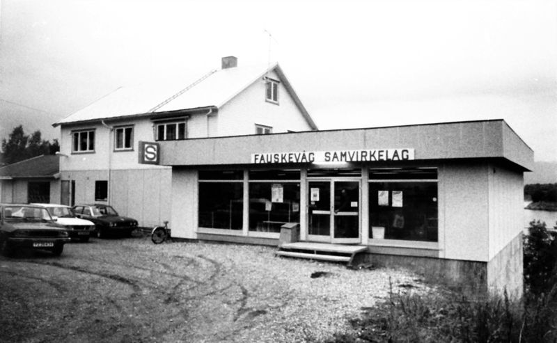 Fil:Fauskevåg Samvirkelag er utvidet.jpg