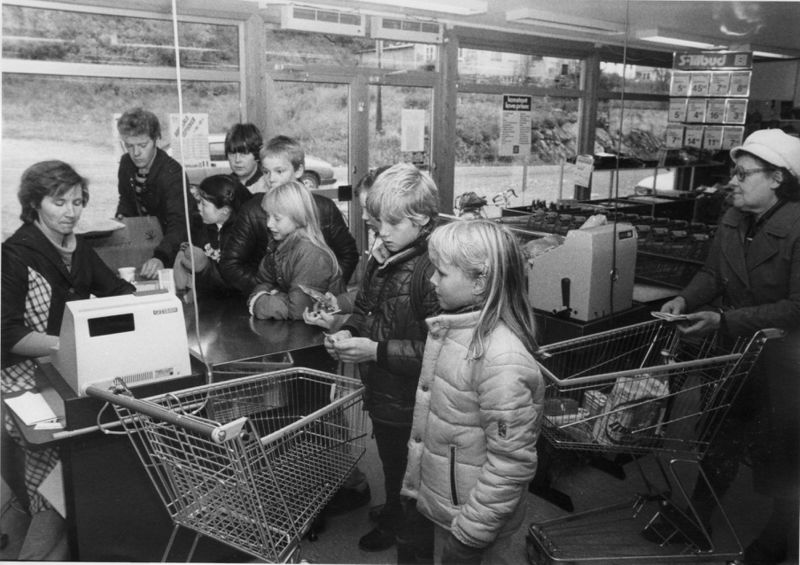 Fil:Fauskevåg Samvirkelag med små og store kunder.jpg
