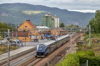 Felleskjøpets anlegg i Bø i Telemark er nærmeste nabo til stedets jernbanestasjon. Foto: Leif-Harald Ruud (2020).