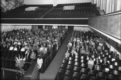 Møte i Storsalen i Jernbanemisjonen. Foto: Wilhelm Råger/Oslo Museum (1960).