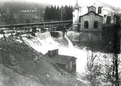 Demningen ved Strømmens Værksted rundt 1920 var mer enn en meter høyere enn dagens demning.