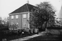 Det gamle våningshuset på Fet prestegård. Foto: Ole Tobias Olsen (1860–1900).
