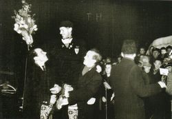Finn Helgesens hjemkomst til drosjeholdeplassen ved Strømmen stasjon etter gullmedaljen i 1948. Strømmen Janitsjarkorps til høyre sørget for at stemningen var på topp, og det vekslet med taler og hurrarop.