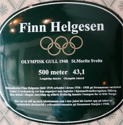 Finn Helgesens minneplakett: Milorgmann 1941-45 og OL-vinner 1948 på 500 meter hurtigløp skøyter i St. Moritz, Sveits. Foto Steinar Bunæs.
