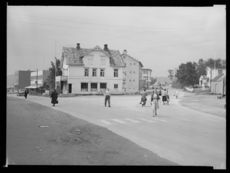Gatebilde fra Finnsnes (1958). Foto: Nasjonalbiblioteket