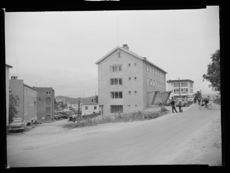 Bebyggelse fra tidlig etterkrigstid. Bildet er tatt i 1958. Foto: Nasjonalbiblioteket