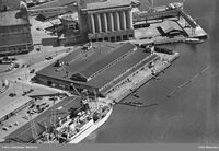 Vippetangen med kornsiloen og Fiskehallen. Foto: Fjellanger Widerøe/Oslo Museum (1950-1960).