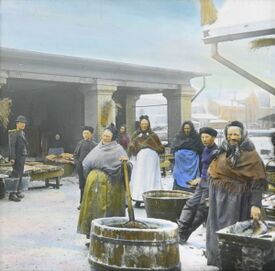 Fiskekonene ved Borkehullet, håndkolorert dias. Foto: Anders Beer Wilse/Norsk Teknisk Museum (1902).