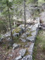 Fisketjennsdammen er bygd av stein og tettet med torv