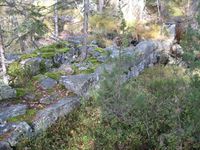 Sidene av dammen er godt bevart og minner om den gamle gruvedriften i området