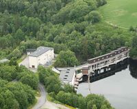 Fjæremsfossen kraftverk fra 1957 med dam og trafostasjon, maskinhallen ligger i fjellet. Foto: Mikal Sveen/Statskraft