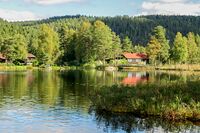 De to hyttene i bakgrunnen ligger i Enebakk. Grensen går tvers over brua foran hyttene. Foto: Leif-Harald Ruud