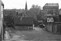 Fattigstugangen til høyre og Slåmotgangen til venstre, begge i Fjerdingen. I bakgrunnen er spiret på Østre frikirke i Lakkegata 47, o 45.går på dette bildet fra 1942 ned på høyre side av bygningen i midten. Foto: Ferdinand Lorentz Prall Elster (1942)