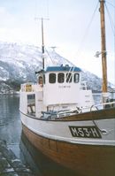 Dette er Gjerdsvik i 1982 (ca) båten heiter no Flemsvik og er registrert i Haram kommune, M-53-H .