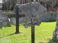 Kirkegård med eldre gravminner ved Flesberg stavkirke i Numedal.