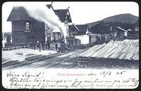 Flisa stasjon. Postkort fra 1905 med togankomst. Norske jernbanestasjoner Origo.