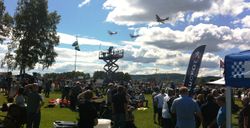 Flydagen på Kjeller 2016. Formasjon passerer.