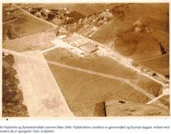 Kjeller Flyfabrikk og flyskoleområdet, tatt fra et tysk fly høsten 1940. Hovedinnkjøringen fra Fetveien lå like ved bygningskomplekset.