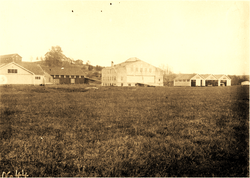 Flyfabrikken med rampe, hangar og flyskur. Rampen sørget for at monteringshallen lå over flomnivå.
