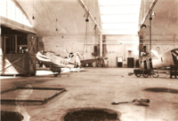 Flyfabrikkens flyskur etter flere bombetreff 9. april 1940. Fem av de nye flyene var ferdige ved krigsutbruddet. Fotokilde Jo Bakken.