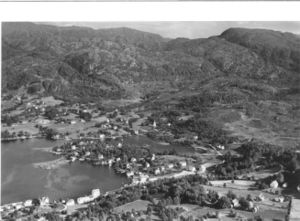Flyfoto over Våge på Tysnes august 1961.jpg