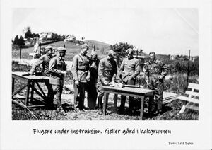 Flygere under instruksjon.jpg