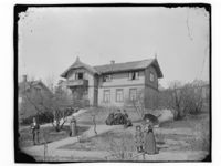Lallakroken 6. Trolig fotografert i 1890-åra, etter at huset ble påbygd til to fulle etasjer. Foto: Marthinius Skøien (1892–1910).