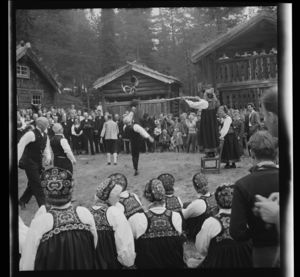 Folkedans - no-nb digifoto 20150218 00218 NB MIT FNR 19190.jpg