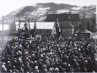 408. Folkemengde på Torvet i Harstad.jpg