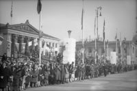 46. Folkemengde på Universitetsplassen - no-nb digifoto 20160318 00025 NB NS NM 11527.jpg