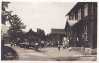 Vi ser Lauvstad nedre, "Bondalsbua", lengst bak. Handelslaget til høgre. Foto: Wergelands Kunstforlag