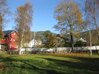 Folkestadgata er mellom Øyskogen og bygningsrekka der vi ser det tidlegare handelslaget til venstre og Øystad til høgre. (Foto: Olav Momrak-Haugan, (2011)