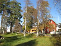 Folkestadbyen sett frå Øyskogen. Frå venstre 2 forretningar, munninga av Lensmannsgata, tidl. hotell, pakkbu, tidl. handelslag, munninga av Skippergata og Øystad (ikkje synleg på foto). (Foto: Olav Momrak-Haugan, 2011)