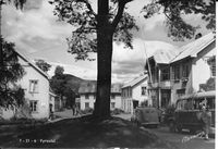 Folkestadgata sett mot nord. Austad er huset til venstre. Mellom det og gravhaugen går veg ned til Prestegarden