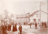 Folkestadgata med "Bondalsbua" rett fram, Sommerro til høgre og gamle Austad til venstre. Dette er truleg ved "Telemarkens kreds av kristelige foreninger for unge" sitt årsmøte i Fyresdal 1906. Foto: Olav S. Nylid