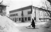 Dame med sparkstøtting utenfor Folkets Hus.