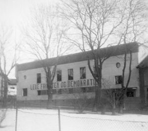 Folkets hus i Vestfossen - vinterbilde fra Parken (sf3161).jpg